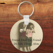Vrienden laten vrienden niet alleen Gekke dingen d Sleutelhanger (Voorkant)