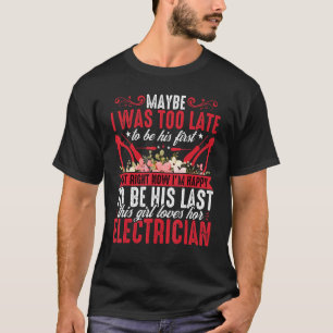 Vriendin Iu2019m van de elektricien blij om zijn T-shirt