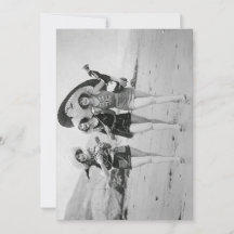 Vriendinnen zingen op het strand