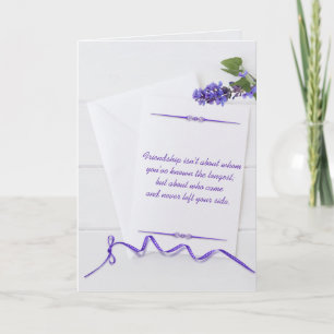 Vriend's verjaardag op wit briefpapier met lint kaart