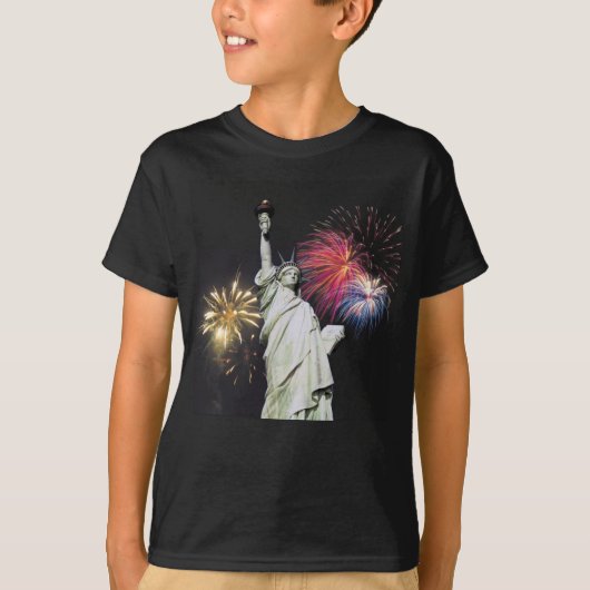 Vrijheidsbeeld - Fireworks Achtergrond T-shirt (Voorkant)