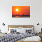 Vrijheidsbeeld, New York Harbour, NY, Verenigde St Canvas Afdruk (Insitu (Slaapkamer))