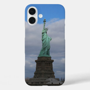 Vrijheidsbeeld NYC verlicht iPhone 16 Plus Hoesje
