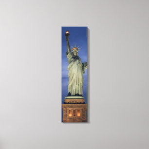 Vrijheidsbeeld op een blauw nachtverticaal canvas afdruk