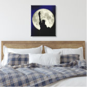 Vrijheidsbeeld tegen het Moon Canvas Afdruk (Insitu (Slaapkamer))