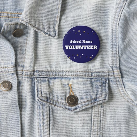 Vrijwilliger met schoolnaam en sterrenontwerp ronde button 5,7 cm (In situ)