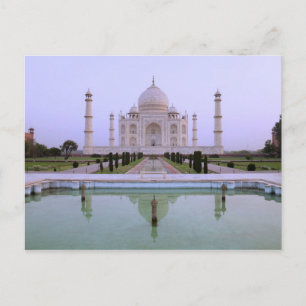 vroeg-ochtenduitzicht van Taj Mahal, weerspiegeld  Briefkaart