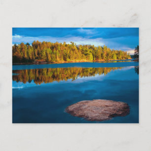 Vroege avondreflecties in het grenswater briefkaart