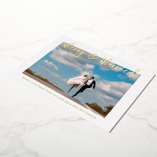 Vroege en gehuwde bruiloft Mr. & Mrs. Eerste Kerst Folie Uitnodiging (Gedraaid)