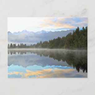 Vroege ochtend reflecteert het landschap briefkaart