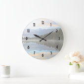 Vroege ochtend reflecteert het landschap grote klok (Huis)