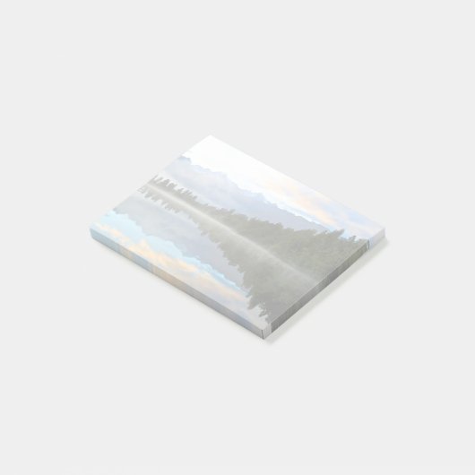 Vroege ochtend reflecteert het landschap post-it® notes (Schuin)