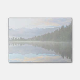 Vroege ochtend reflecteert het landschap post-it® notes