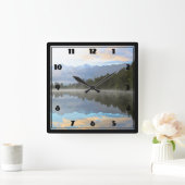 Vroege ochtend reflecteert het landschap vierkante klok (Huis)