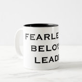 VROEGTIJDIG EN GEDOVEERD LEADER TWEEKLEURIGE KOFFIEMOK (Voorkant links)