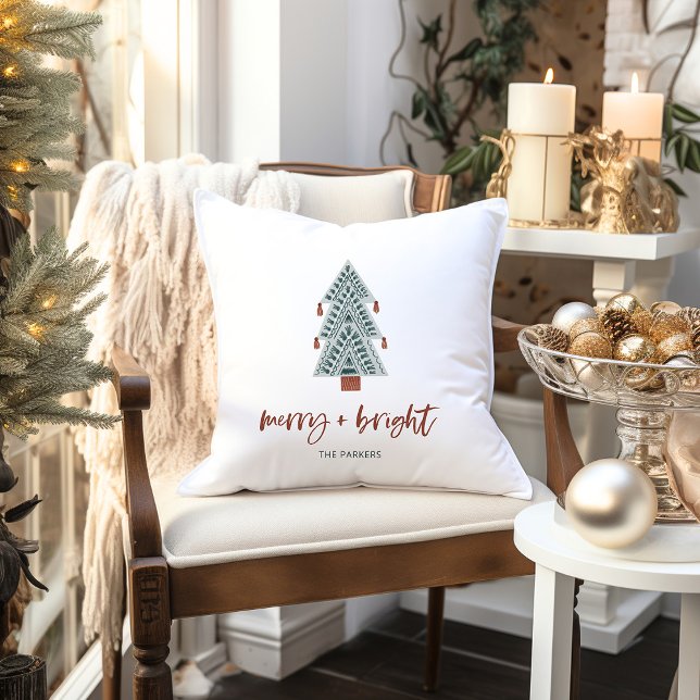 Vrolijk en helder | Boho kerstboom Kussen (A trendy, boho holiday pillow with a cute green Christmas tree and casual terracotta script)