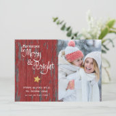 Vrolijk helder rustiek rood hout script aangepaste feestdagenkaart (Staand voorkant)