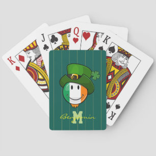 Vrolijk Iers Vlag die een Pet van Leprechaun leidt Pokerkaarten