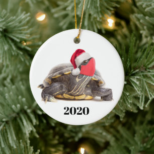 Vrolijk kerstfeest 2020 schildpad in gezichtsmaske keramisch ornament
