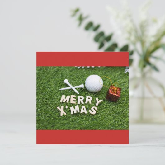 Vrolijk kerstfeest met golfer met golfbal en cadea (Staand voorkant)