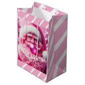 Vrolijk Kerstfeest Roze Bubble Gum | Aangepaste be Medium Cadeauzakje (Voorkant Gekanteld)