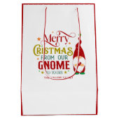 Vrolijk kerstfeest van onze gnoom naar uw retro te medium cadeauzakje (Achterkant)