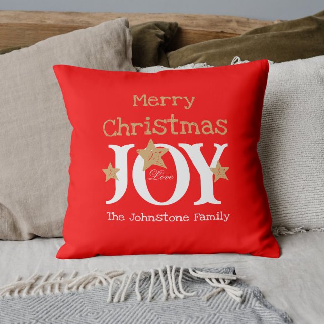 Vrolijk Kerstmis Familienaam Script Joy Red Kussen (Add a dash of extra Christmas Joy with these bright red, playful throw pillows.)