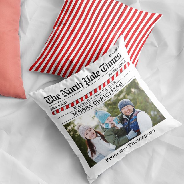 Vrolijk Kerstmis Foto Gepersonaliseerde Krant Kussen (Christmas cute whimsical newspaper print photo throw pillow.)