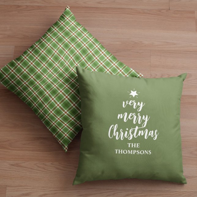 Vrolijk Kerstmis Groene Typografie Gepersonaliseer Kussen (Green plaid typography christmas throw pillow.)