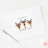 Vrolijk Kerstmis Zingend rendier Ronde Sticker (Envelop)