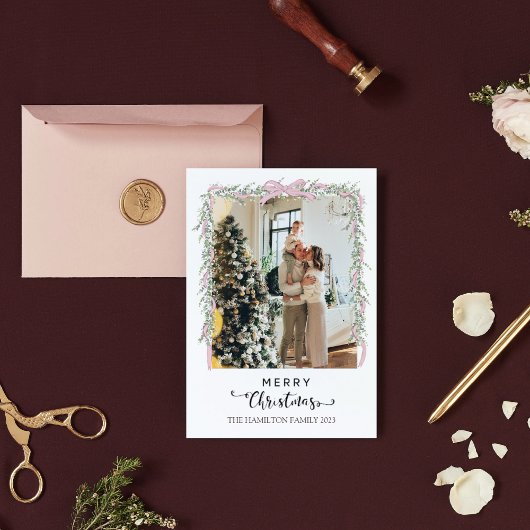 Vrolijk kerstscript roze strik garland foto feestdagenkaart