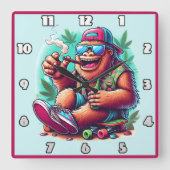 Vrolijk schepsel viert buiten vierkante klok (Voorkant)