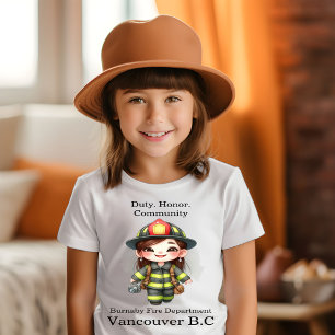 Vrolijke brandweerman in heldere uitrusting met ca t-shirt