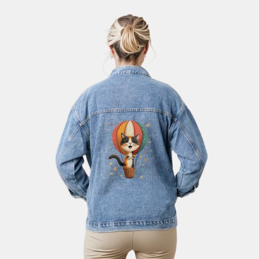 Vrolijke Calico Cat Sky Adventure Illustratie Denim Jacket (Model)