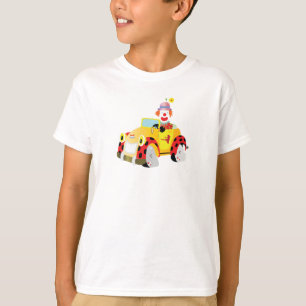 Vrolijke clown rijdt in een grillige gele auto t-shirt