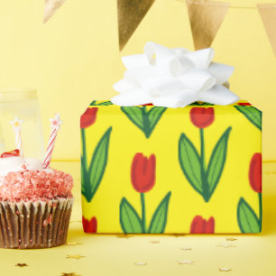 Vrolijke grillige rode tulpenbloem op maat geel cadeaupapier