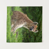 Vrolijke hyena te midden van groen wandkleed (Voorkant (horizontaal))