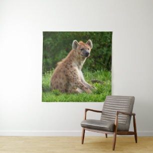 Vrolijke hyena te midden van groen wandkleed
