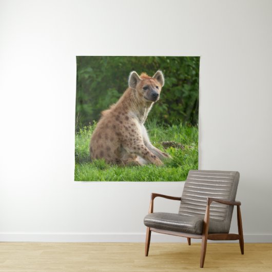 Vrolijke hyena te midden van groen wandkleed (In situ)
