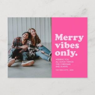 Vrolijke vibes alleen leuk hot roze kerst foto feestdagenkaart