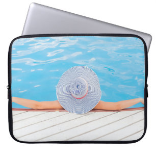 Vrouw aan het witte betonoppervlak naast de swi laptop sleeve