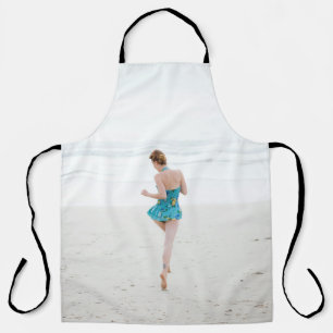 Vrouw aan land nabij strand schort