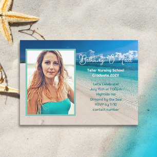 Vrouw Afstudeerder Beach Celebration Fotouitnodigi Kaart