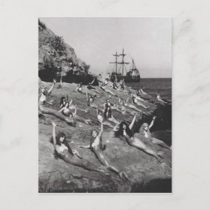  vrouw als zeemeermin op strand briefkaart