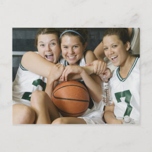 Vrouw basketbalteam glimlachen, portret briefkaart