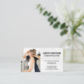 Vrouw beoordeelt wervelkolom cliënten visitekaartje (Staand voorkant)