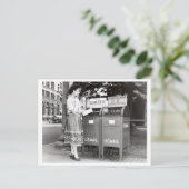  vrouw bij mailboxen zwart-wit foto briefkaart (Staand voorkant)