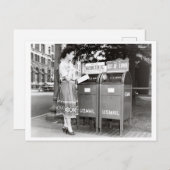  vrouw bij mailboxen zwart-wit foto briefkaart (Voorkant / Achterkant)