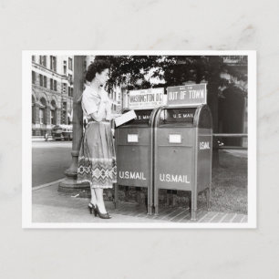 vrouw bij mailboxen zwart-wit foto briefkaart