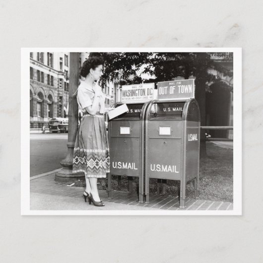  vrouw bij mailboxen zwart-wit foto briefkaart (Voorkant)